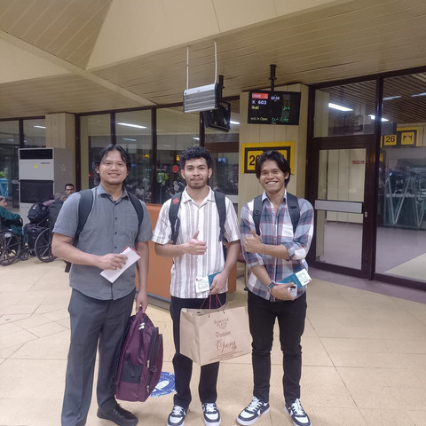 3 WNI ABK kapal MV Gold Autumn di Karachi, Pakistan, saat akan kembali ke Indonesia. Dok. KJRI Karachi