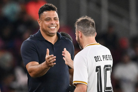 Manajer DRX World Legends Ronaldo Nazario (kiri) melakukan tos dengan pesepak bola Alessandro Del Piero (kanan) saat bertanding melawan tim Barcelona Legends pada pertandingan bertajuk Clash of Legends di SUGBK, Senayan, Jakarta, Sabtu (18/4/2026). Foto: Fauzan/ANTARA FOTO