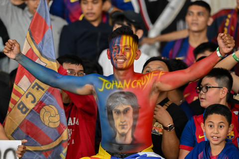 Suporter menyaksikan pertandingan Barcelona Legends melawan DRX World Legends pada pertandingan bertajuk Clash of Legends di Stadion Utama Gelora Bung Karno, Senayan, Jakarta, Sabtu (18/4/2026). Foto: Fauzan/ANTARA FOTO