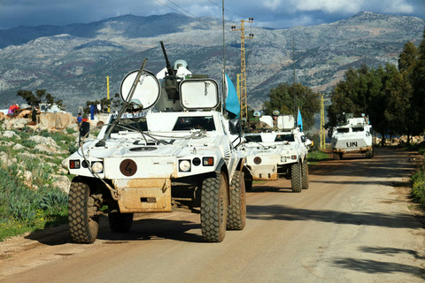 Kendaraan UNIFIL berpatroli di pintu masuk desa perbatasan selatan Lebanon, Sarada, pada 24 Februari 2026. Foto: Rabih DAHER / AFP