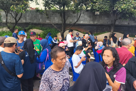 Sejumlah warga lanjut usia (lansia) tampak memadati pendaftaran Kartu Layanan Gratis (KLG) di Car Free Day (CFD) Bundaran HI, Jakarta Pusat, Minggu (19/4/2026). Foto: Jeni Ritanti/kumparan