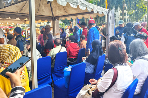 Sejumlah warga lanjut usia (lansia) tampak memadati pendaftaran Kartu Layanan Gratis (KLG) di Car Free Day (CFD) Bundaran HI, Jakarta Pusat, Minggu (19/4/2026). Foto: Jeni Ritanti/kumparan