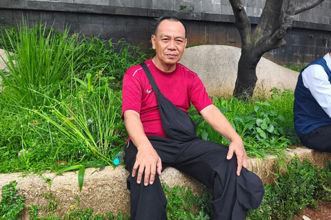 Soleh salah satu warga disabilitas yang turut mengantre pendaftaran Kartu Layanan Gratis (KLG) di Car Free Day (CFD) Bundaran HI, Jakarta Pusat, Minggu (19/4/2026). Foto: Jeni Ritanti/kumparan