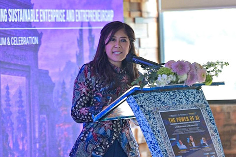 Menkomdigi, Meutya Hafid memberikan Keynote Speech dalam forum "The Power Of AI" di Tsinghua Southeast Asia Center, Bali, Sabtu (18/04/2026). Foto: Dok. Komdigi