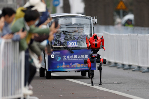 Robot humanoid Honor Lightning berlari dalam ajang Beijing E-Town Half Marathon dan Humanoid Robot Half Marathon kedua di Beijing, China, Minggu (19/4/2026). Foto: Haruna Furuhashi/REUTERS