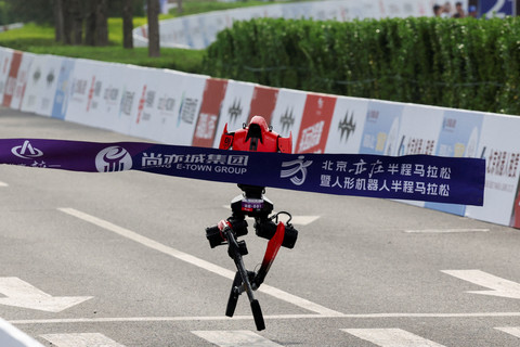 Robot humanoid Honor Lightning mencapai garis finis dalam ajang Beijing E-Town Half Marathon dan Humanoid Robot Half Marathon kedua di Beijing, China, Minggu (19/4/2026). Foto: Maxim Shemetov/REUTERS