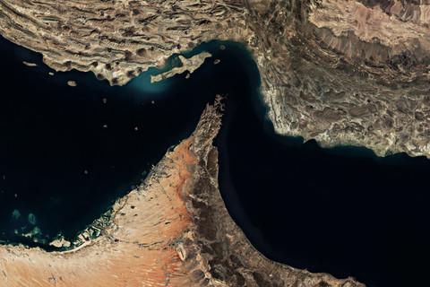 Ilustrasi Selat Hormuz. Foto: Aerial Viewer/Shutterstock