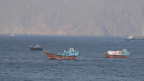 Kapal dan tanker di Selat Hormuz di lepas pantai Musandam, Oman, Sabtu (18/4/2026). Foto: STR/ REUTERS