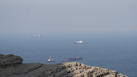 Kapal dan tanker di Selat Hormuz di lepas pantai Musandam, Oman, Sabtu (18/4/2026). Foto: STR/ REUTERS