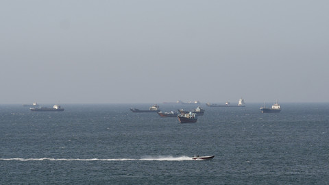 Kapal dan tanker di Selat Hormuz di lepas pantai Musandam, Oman, Sabtu (18/4/2026). Foto: STR/ REUTERS