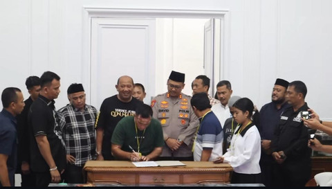 Polres Langkat dan Forkopimda lakukan mediasi kedua pihak terhadap siswi SMA di Langkat yang jadi tersangka usai bela ayahnya dianiaya, Sabtu (18/4/2026). Foto: Instagram/@humaspolreslangkat