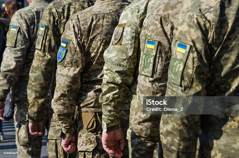 Ketegasan Uni Eropa dalam mendukung Ukraina memperlihatkan komitmen terhadap kedaulatan, tetapi di saat yang sama memunculkan kritik atas standar ganda dalam merespons konflik global lainnya (https://www.istockphoto.com/id/foto/tentara-ukraina-dalam-parade-militer-bendera-ukraina-berseragam-militer-pasukan-gm1434814677-476327673?utm_source=pixabay&utm_medium=affiliate&utm_campaign=sponsored_image&utm_content=srp_topbanner_media&utm_term=perang)