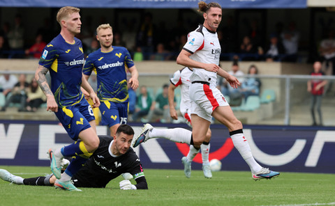 Pemain AC Milan Adrien Rabiot mencetak gol ke gawang Hellas Verona pada pertandingan Liga Italia di Stadio Marcantonio Bentegodi, Verona, Italia, Minggu (19/4/2026). Foto: Ciro De Luca/REUTERS