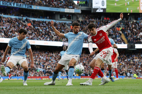 Pemain Manchester City Matheus Nunes berebut bola dengan pemain Arsenal Kai Havertz pada pertandingan Liga Inggris di Etihad Stadium, Manchester, Inggris, Minggu (19/4/2026). Foto: Scott Heppell/REUTERS