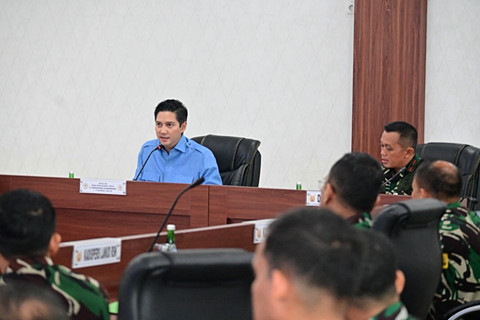Wakil Ketua Komisi I DPR RI, Gerardus Budisatrio Djiwandono atau Budi Djiwandono berkunjung ke Pangkalan TNI Angkatan Udara Roesmin Nurjadin di Pekanbaru, Riau. Foto: @budidjiwandono/Instagram