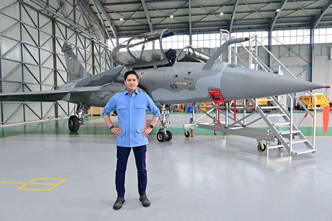 Wakil Ketua Komisi I DPR RI, Gerardus Budisatrio Djiwandono atau Budi Djiwandono berkunjung ke Pangkalan TNI Angkatan Udara Roesmin Nurjadin di Pekanbaru, Riau. Foto: @budidjiwandono/Instagram