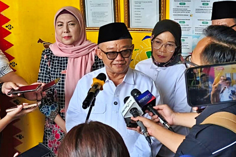 Doorstop Mendikdasmen, Prof. Abdul Mu'ti, Wakil Ketua Komisi X DPR RI, Himmatul Aliyah dan Dirjen GTK, Nunuk Suryani setelah menghadiri Peluncuran Program Pelatihan Pendidikan Inklusif Tahun 2026 di SMP Negeri 16 Jakarta, Jakarta Selatan (20/4/2026). Foto: Kevin Daniel/kumparan