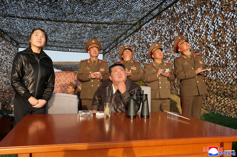 Pemimpin Korea Utara Kim Jong-Un, didampingi putrinya Kim Ju Ae, mengawasi uji peluncuran rudal balistik jarak pendek taktis darat-ke-darat Hwasong-11LA yang telah ditingkatkan di lokasi yang dirahasiakan di Korea Utara, 19 April 2026. Foto: KCNA via REUTERS