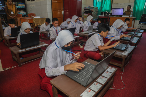 Sejumlah pelajar sekolah dasar bersiap mengerjakan soal Matematika saat pelaksanaan Tes Kemampuan Akademik (TKA) perdana di ruangan Perpustakaan di SD Negeri 44 Kota Ternate, Maluku Utara, Senin (20/4/2026). Foto: Andri Saputra/ANTARA FOTO