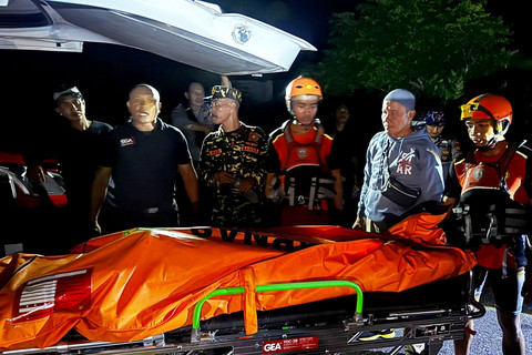 Proses evakuasi temuan mayat tanpa identitas di tebing Pecatu, Bali. Foto: Dok. Basarnas Bali