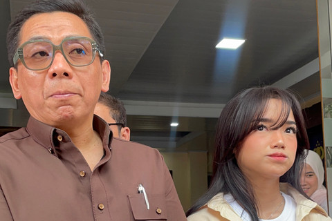 Fuji Utami dan kuasa hukumnya, Sandy Arifin, di Polres Jakarta Selatan, Senin (20/4/2026). Foto: Salsha Okta Fairuz/kumparan