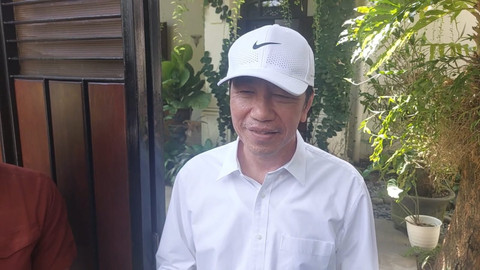 Presiden ke-7 Joko Widodo (Jokowi) menjawab pertanyaan wartawan terkait pernyataan Jusuf Kalla yang menyebut dirinya berjasa membawa Jokowi menjadi presiden, di kediaman Solo, Senin (20/4/2026). Foto: Dok. Istimewa