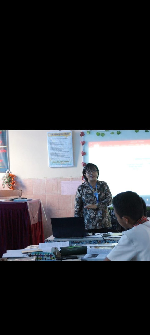 Ilustrasi seorang pengajar yang sedang menyampaikan materi ajar di kelas. Terlihat jelas, para peserta didik begitu antusias mengikuti kegiatan belajar pembelajaran dan para peserta didik menyegani cara penyampaian dari guru tersebut. Foto: Dokumentasi pribadi