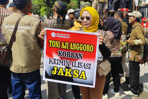 Suasana aksi unjuk rasa pembebasan Toni Aji Anggoro di depan Pengadilan Negeri Medan, Medan, Senin (20/4/2026). Foto: Amar Marpaung/kumparan