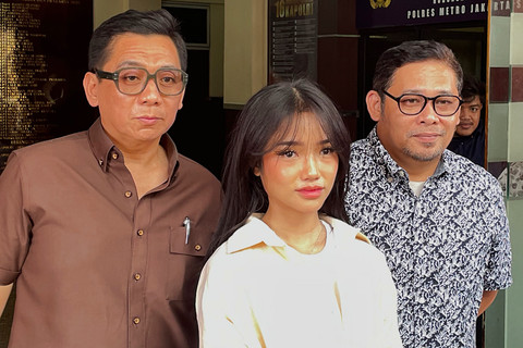 Fuji Utami (tengah) di Polres Jakarta Selatan, Senin (20/4/2026). Foto: Salsha Okta Fairuz/kumparan