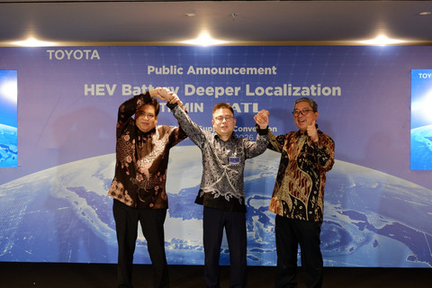 Executive President of Japan Business Group CATL (tengah), Ni Zheng, dan Presiden Direktur PT TMMIN, Nandi Julyanto kerja sama pengembangan baterai kendaraan elektrifikasi di Tangerang, Senin (20/4/2026). Foto: Sena Pratama/kumparan