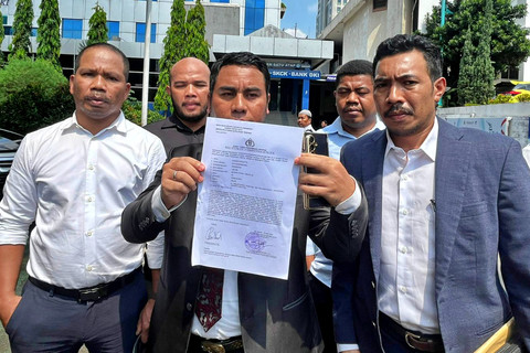 Aliansi profesi advokat maluku laporkan Ade Armando dan Permadi Arya terkait dugaan provokasi lewat potongan pidato Jusuf Kalla di Polda Metro Jaya, Senin (20/4/2026). Foto: Rayyan/Kumparan