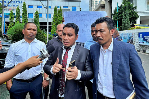 Aliansi profesi advokat maluku laporkan Ade Armando dan Permadi Arya terkait dugaan provokasi lewat potongan pidato Jusuf Kalla di Polda Metro Jaya, Senin (20/4/2026). Foto: Rayyan/Kumparan