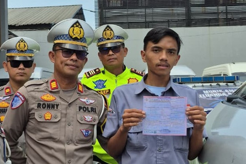 Polisi melakukan tilang manual kepada sopir travel yang membahayan pengendara lain di Tol Jakarta-Cikampek. Foto: Dok. Istimewa