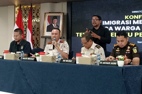 Dirjen Imigrasi Hendarsam Marantoko, Direktur Pengawasan dan Penindakan Keimigrasian Yuldi Yusman, dan Kasubdit Prapenuntutan Kejagung RI Hadiman dalam jumpa pers di Kantor Ditjen Imigrasi, Jakarta Selatan, Senin (20/4/2026). Foto: Nauval Pratama/kumparan