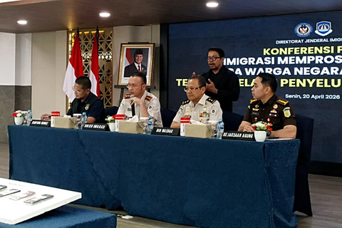 Dirjen Imigrasi Hendarsam Marantoko, Direktur Pengawasan dan Penindakan Keimigrasian Yuldi Yusman, dan Kasubdit Prapenuntutan Kejagung RI Hadiman dalam jumpa pers di Kantor Ditjen Imigrasi, Jakarta Selatan, Senin (20/4/2026). Foto: Nauval Pratama/kumparan