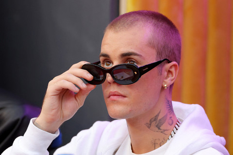 Justin Bieber menghadiri Super Bowl LVI antara Los Angeles Rams dan Cincinnati Bengals di Stadion SoFi, Inglewood, California, pada 13 Februari 2022. Foto: KEVIN C. COX/Getty Images/AFP