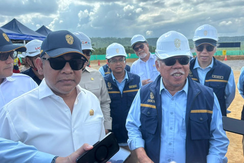 Ketua MPR Ahmad Muzani dan Kepala Otorita IKN Basuki Hadimuljono saat meninjau kawasan calon gedung legislatif di IKN, Senin (20/4/2026). Foto: Abid Raihan/kumparan