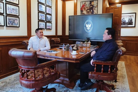 Seskab Teddy Indra Wijaya menerima kunjungan Menpora Erick Thohir di Kantor Sekretariat Kabinet, Jakarta, Senin (20/4/2026). Foto: Instagram/ @sekretariat.kabinet