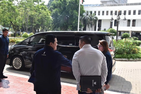 Seskab Teddy Indra Wijaya menerima kunjungan Menpora Erick Thohir di Kantor Sekretariat Kabinet, Jakarta, Senin (20/4/2026). Foto: Instagram/ @sekretariat.kabinet