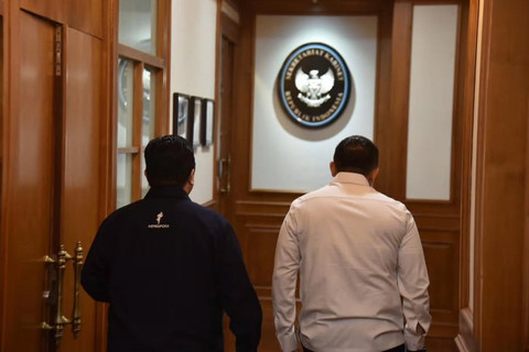Seskab Teddy Indra Wijaya menerima kunjungan Menpora Erick Thohir di Kantor Sekretariat Kabinet, Jakarta, Senin (20/4/2026). Foto: Instagram/ @sekretariat.kabinet