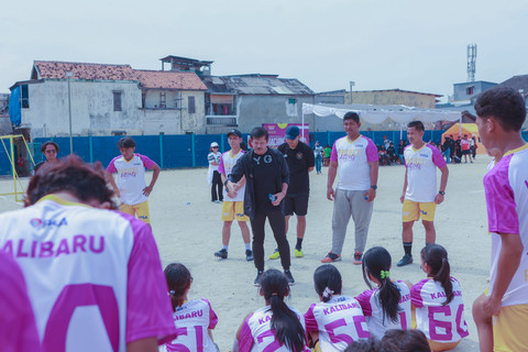 Indra Sjafri, mantan pelatih timnas Indonesia U-23, sedang memberikan teknik dasar sepakbola kepada peserta Football Coaching Clinic di Stadion Mini Kalibaru Jakarta Utara, Sabtu (18/4).