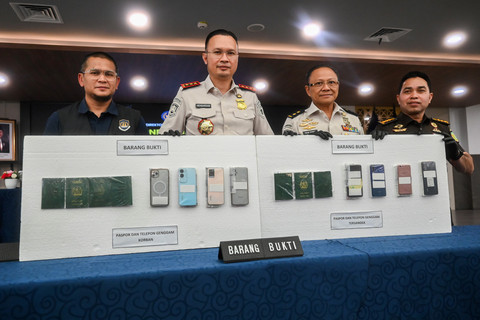 Barang bukti saat ungkap kasus dugaan Tindak Pidana Penyelundupan Manusia (TPPM) di Jakarta, Senin (20/4/2026). Foto: Ajeng Dinar Ulfiana/REUTERS
