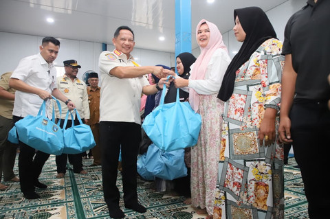 Ketua Satuan Tugas (Satgas) Percepatan Rehabilitasi dan Rekonstruksi Pascabencana Sumatera Muhammad Tito Karnavian menyalurkan bantuan. Foto: Kemendagri RI