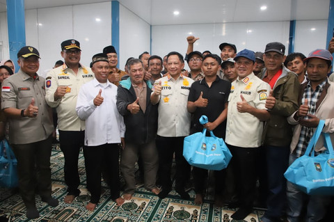 Ketua Satuan Tugas (Satgas) Percepatan Rehabilitasi dan Rekonstruksi Pascabencana Sumatera Muhammad Tito Karnavian menyalurkan bantuan. Foto: Kemendagri RI