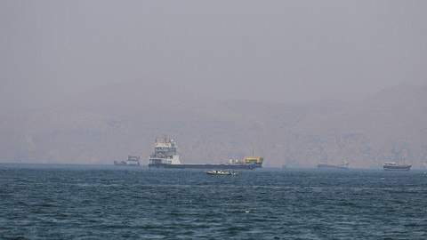 Kapal dan perahu di Selat Hormuz di lepas pantai Musandam, Oman, Senin (20/4/2026). Foto: REUTERS