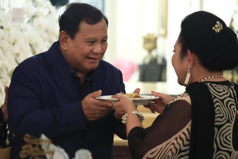 Presiden Prabowo Subianto menghadiri syukuran ulang tahun Titiek Soeharto. Foto: Instagram/@prabowo