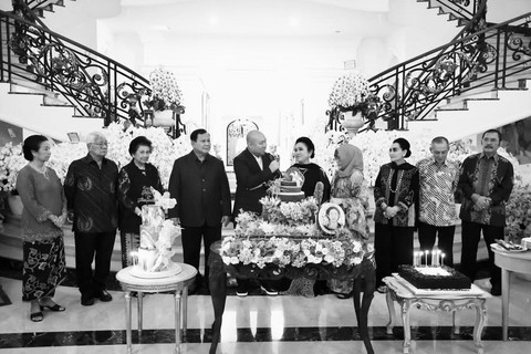 Presiden Prabowo Subianto menghadiri syukuran ulang tahun Titiek Soeharto. Foto: Instagram/@prabowo