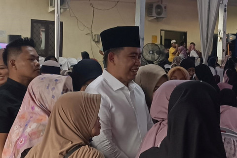 Bupati Jember Muhammad Fawait menyapa warga usai pembagian bansos sembako. Foto: Diskominfo Jember