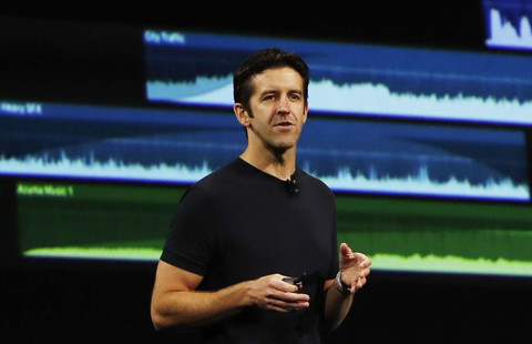 John Ternus, ditunjuk sebagai CEO Apple yang baru, menggantikan Tim Cook yang telah menjabat sebagai CEO selama 15 tahun di perusahaan itu. Foto: REUTERS/Stephen Lam