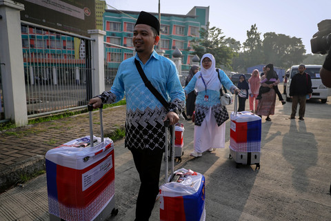 Sejumlah jamaah calon haji kloter pertama tiba di Asrama Haji Pondok Gede, Jakarta Timur, Selasa (21/4/2026). Foto: Jamal Ramadhan/kumparan